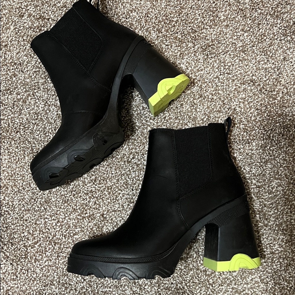 Like new Sorel Chelsea boots